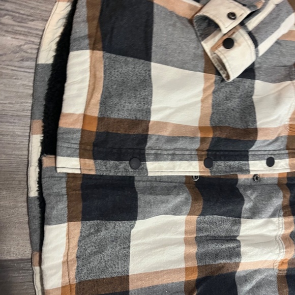 Gorgeous fur lined shacket size large - Picture 6 of 6